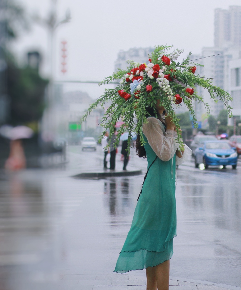 下雨天你们打伞我撑花
