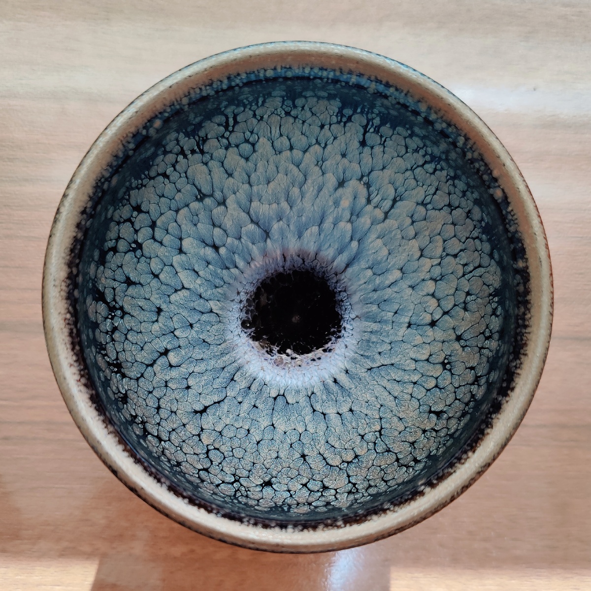 建窑建盏鉴赏游炳福手制黑底银油滴和七彩曜变