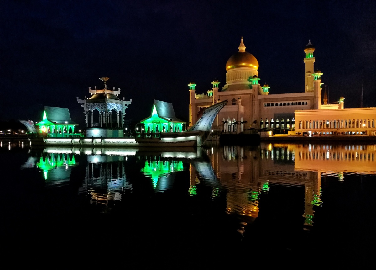 文莱奥马阿里清真寺夜间美景.