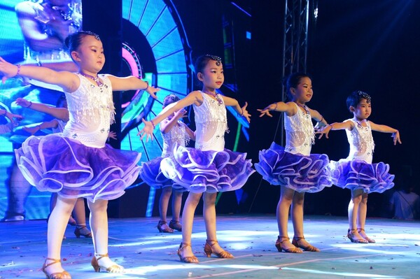儿童拉丁舞蹈演出,拉丁舞蹈比赛服装也要考虑安全问题