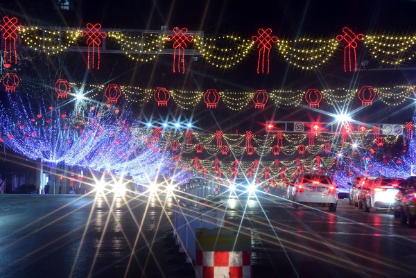 山东省茌平县中心街,新政路火树银花,灯光灿烂,娇艳的红灯楼烁烁发光