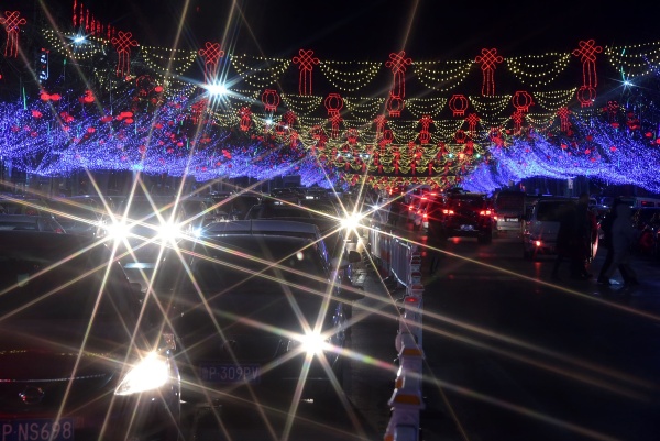 山东省茌平县中心街,新政路火树银花,灯光灿烂,娇艳的红灯楼烁烁发光