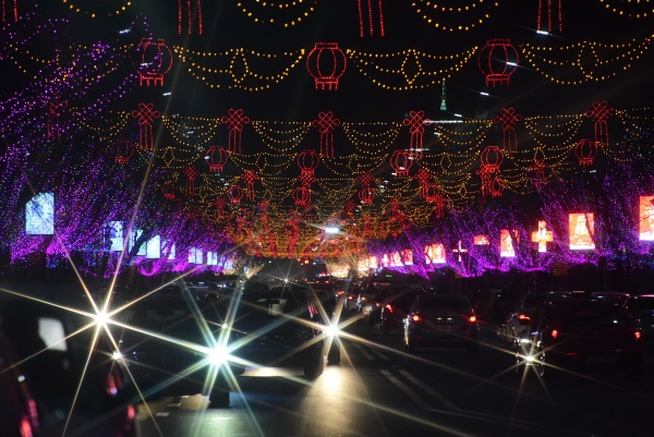 山东省茌平县中心街,新政路火树银花,灯光灿烂,娇艳的红灯楼烁烁发光