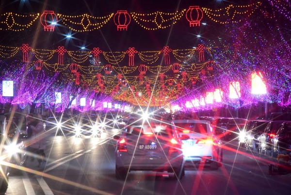 山东省茌平县中心街,新政路火树银花,灯光灿烂,娇艳的红灯楼烁烁发光