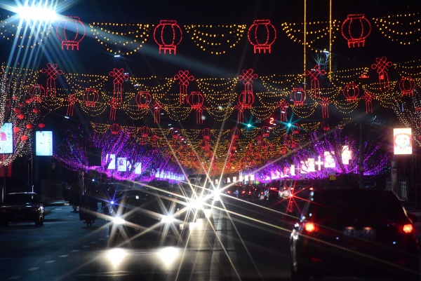 山东省茌平县中心街,新政路火树银花,灯光灿烂,娇艳的红灯楼烁烁发光