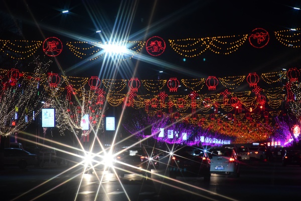 山东省茌平县中心街,新政路火树银花,灯光灿烂,娇艳的红灯楼烁烁发光