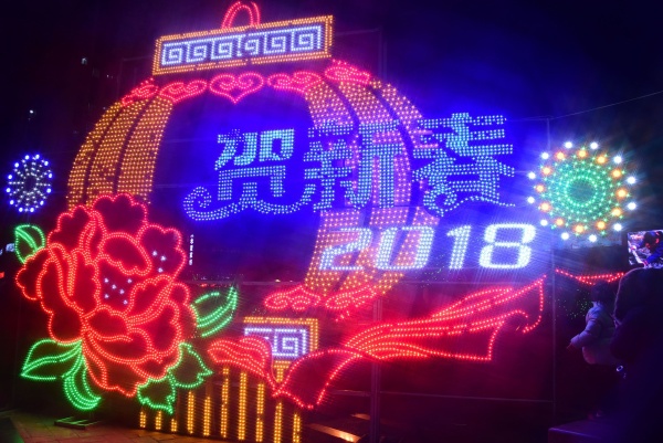 山东省茌平县中心街,新政路火树银花,灯光灿烂,娇艳的红灯楼烁烁发光