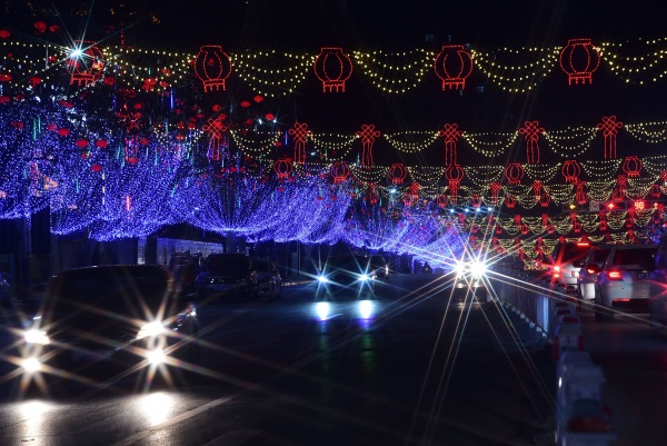 山东省茌平县中心街,新政路火树银花,灯光灿烂,娇艳的红灯楼烁烁发光