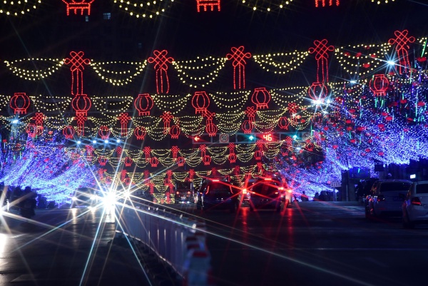 山东省茌平县中心街,新政路火树银花,灯光灿烂,娇艳的红灯楼烁烁发光