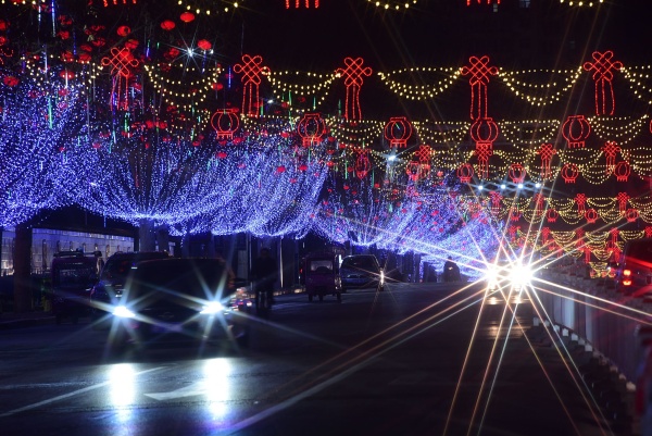 山东省茌平县中心街,新政路火树银花,灯光灿烂,娇艳的红灯楼烁烁发光