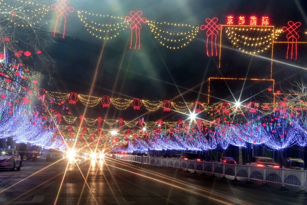 山东省茌平县中心街,新政路火树银花,灯光灿烂,娇艳的红灯楼烁烁发光