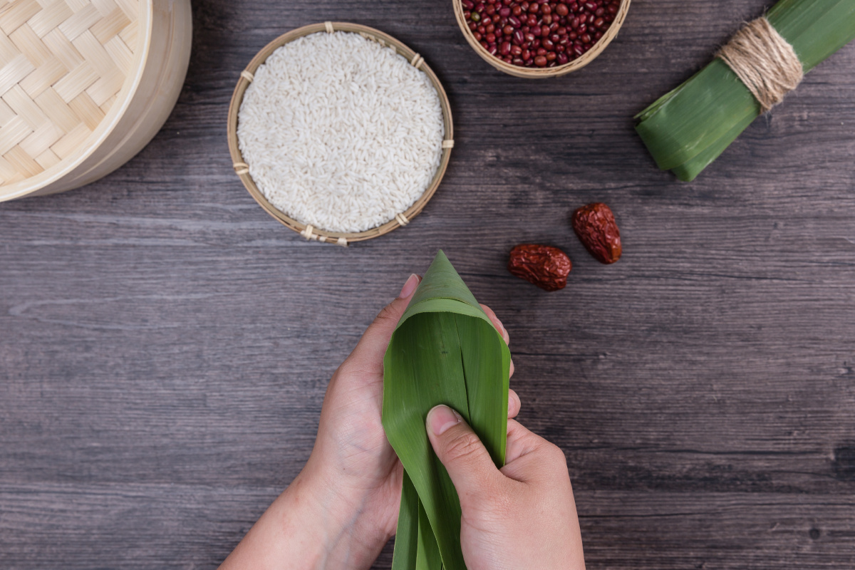 端午节一组手工包粽子图片祝愿粉丝端午安康