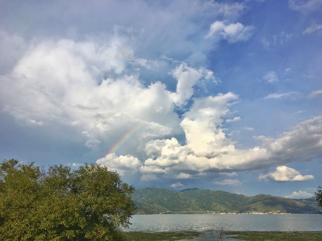 洱海边出现了彩虹