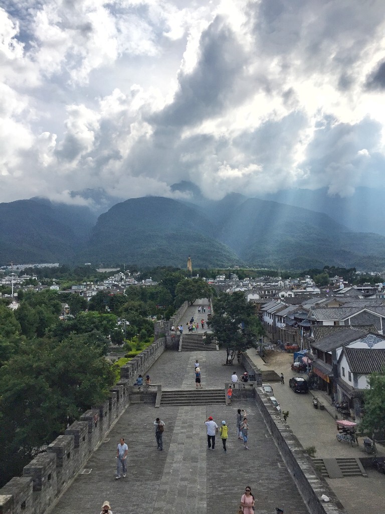 阳光透过云层下的大理街景