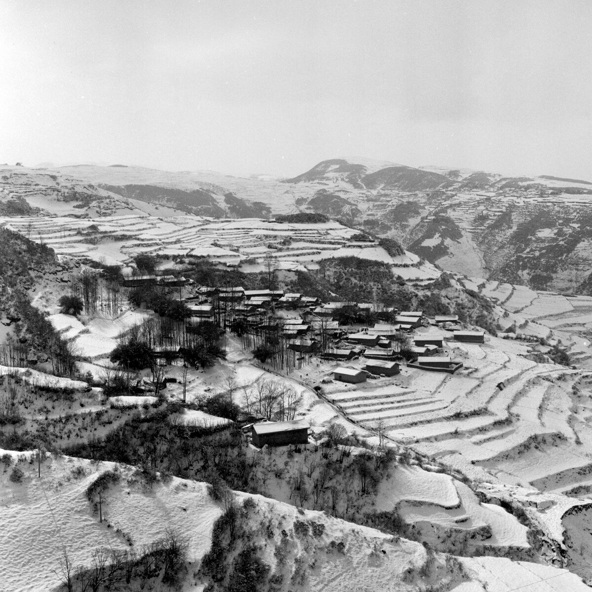 1. 大山里的山寨。2015年12月,瓦都乡