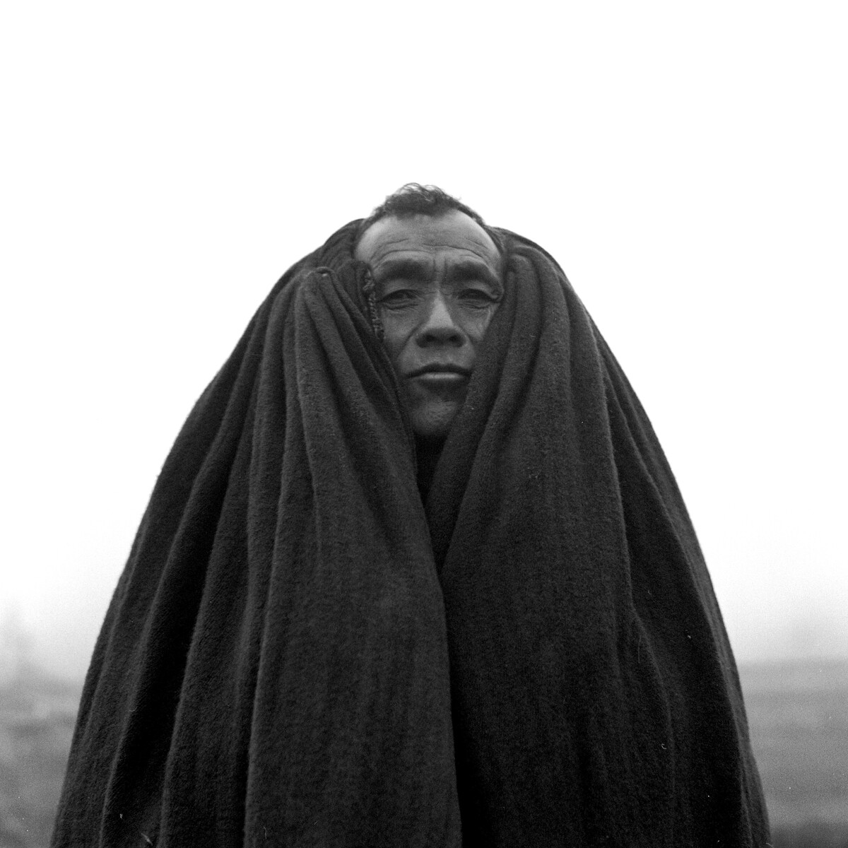 10. 天气寒冷用查尔瓦蒙头御寒的男子。2015年4月 火烈乡