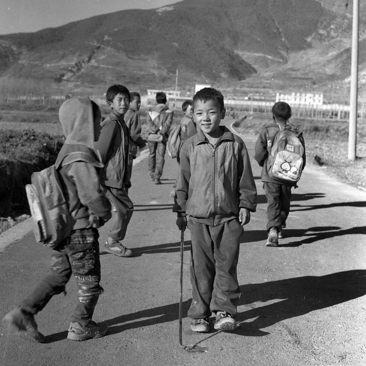 55. 上学途中的孩童,国家推进“两免一补”、九年义务教育等政策,读书已经不再难。2009年5月 补尔乡