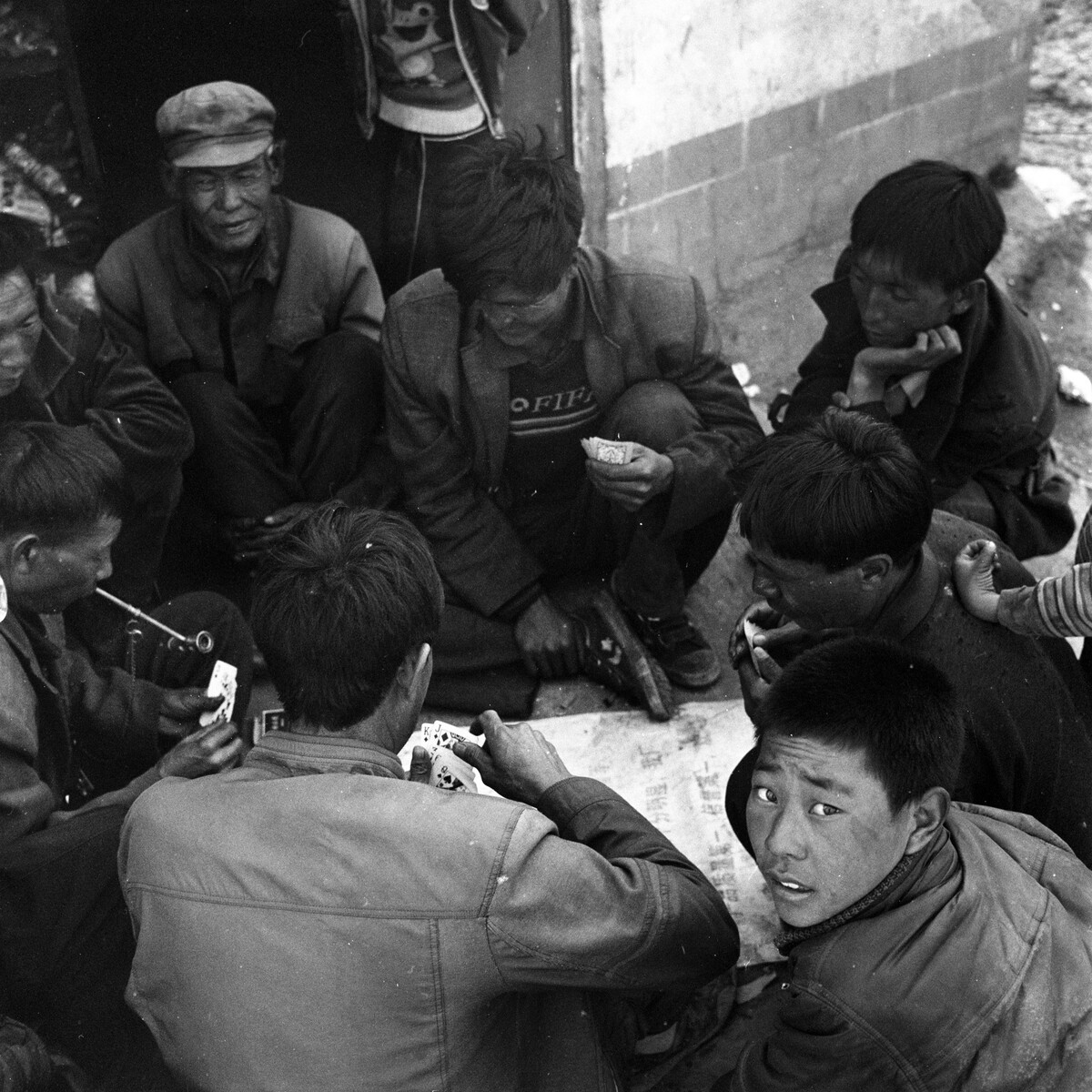 63. 打扑克的人们,扑克在布拖很是流行。2009年4月 合井乡