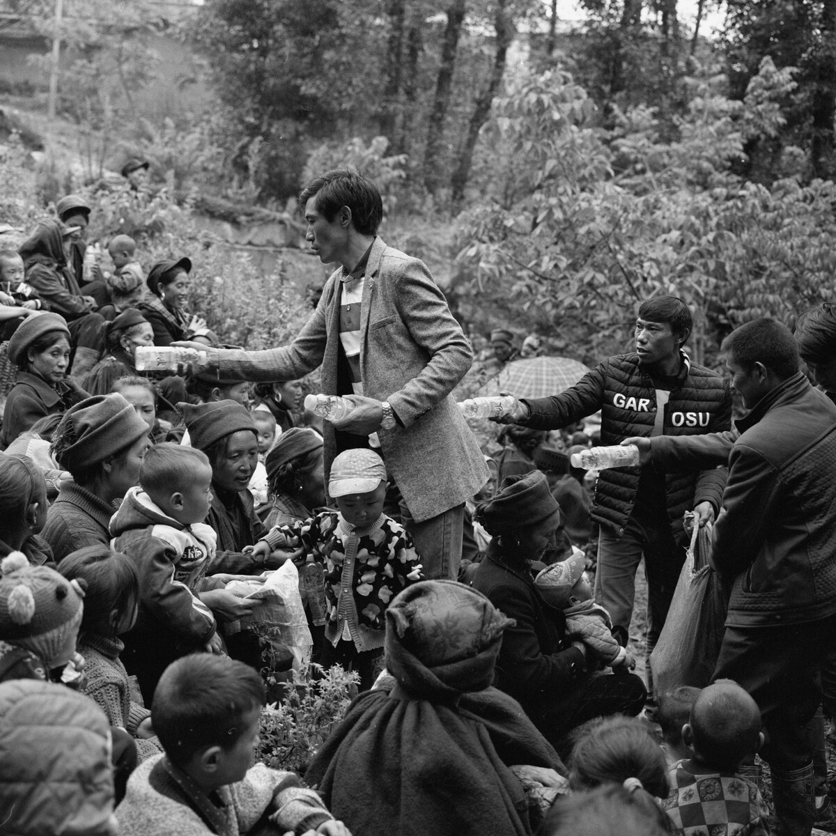 95. 参加葬礼的人们开始分发食物,随着社会发展人们不仅分发肉食,饮料和啤酒也开始分发。2016年8月 委只洛乡