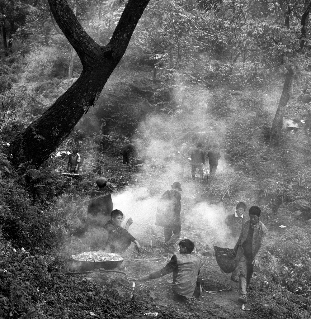 93. 人们聚集在村口集体准备食物,以备葬礼上食用,每家都会参与其中,相互帮助。2016年8月 委只洛乡