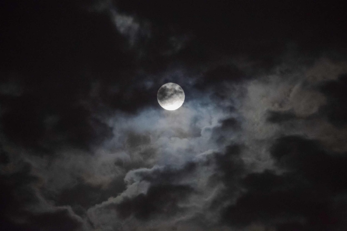 十六的月亮冲破乌云