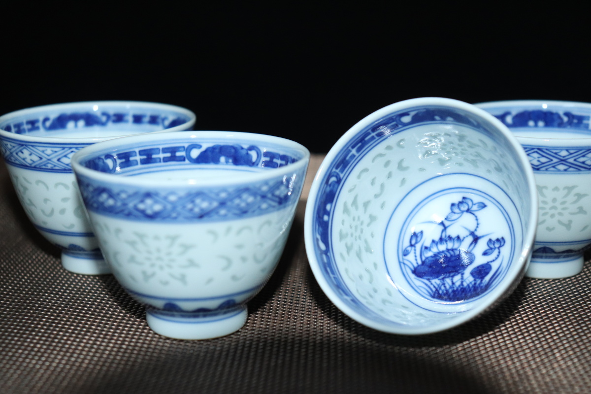 青花手绘四季花纹玲珑茶杯