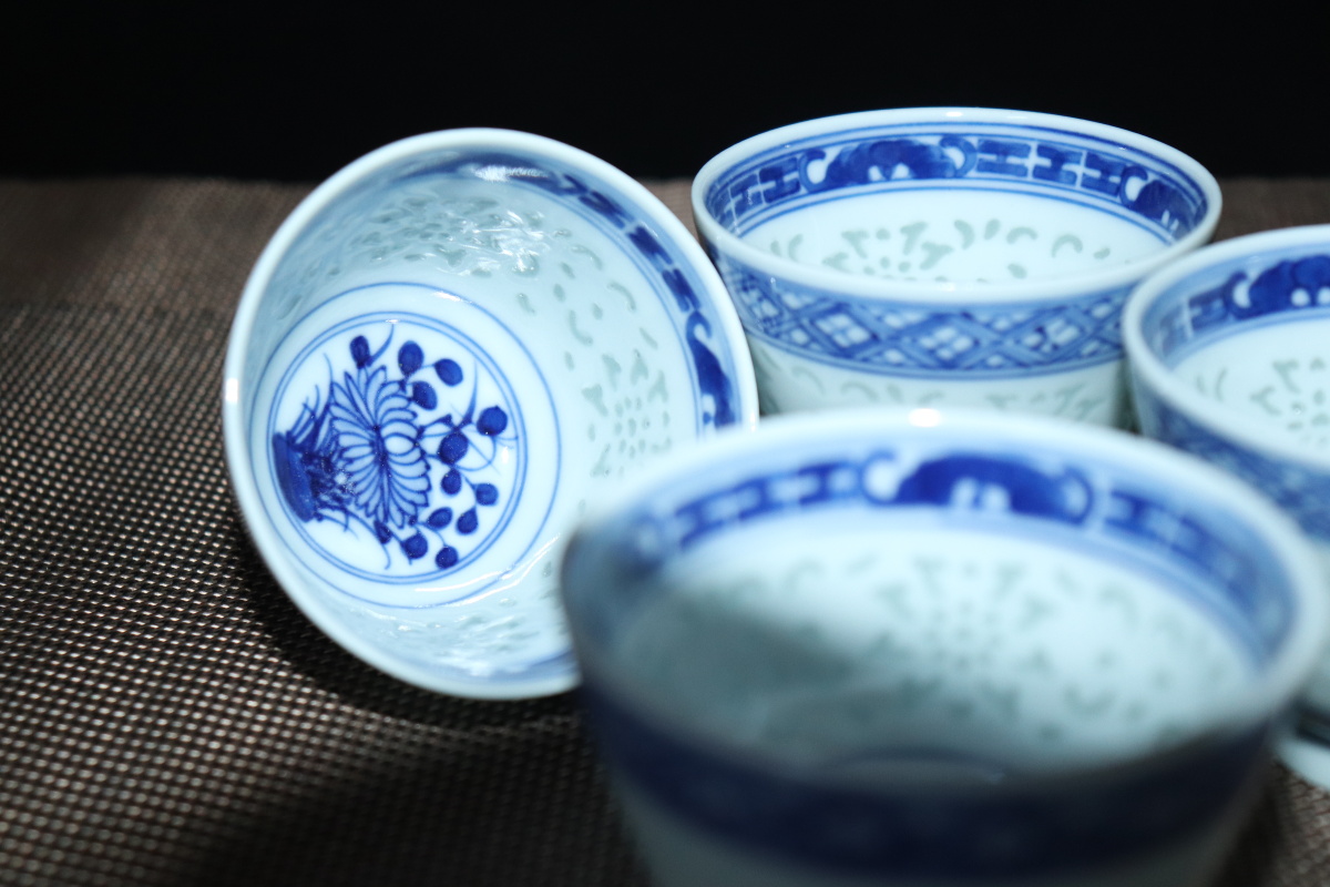 青花手绘四季花纹玲珑茶杯