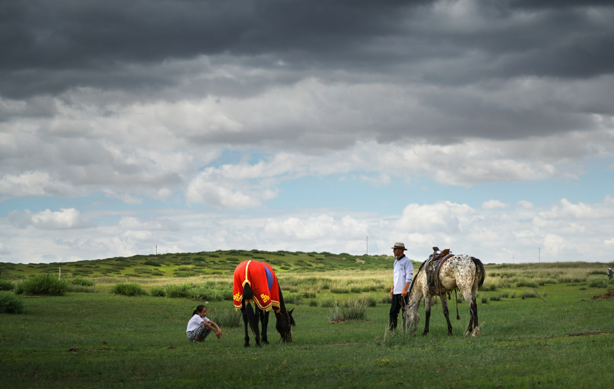 我跟阿爸一起遛马