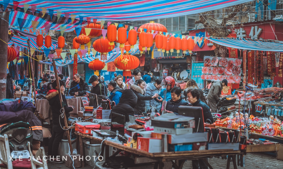 路过马鞍山市的花鸟市场,浓浓的街头年味.