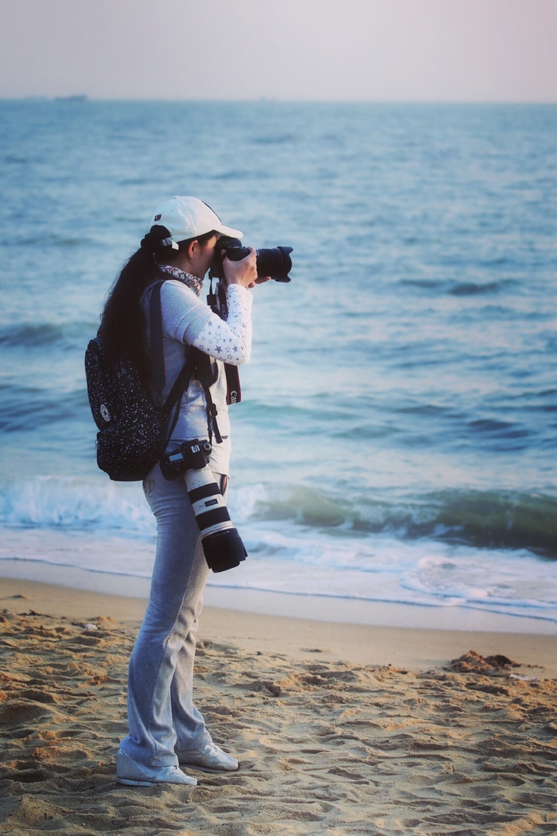 清晨的女摄影师