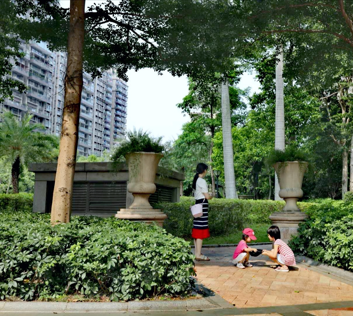 在小区散步的母女