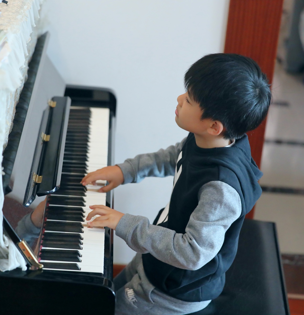 才学钢琴八个月的八岁琴童
