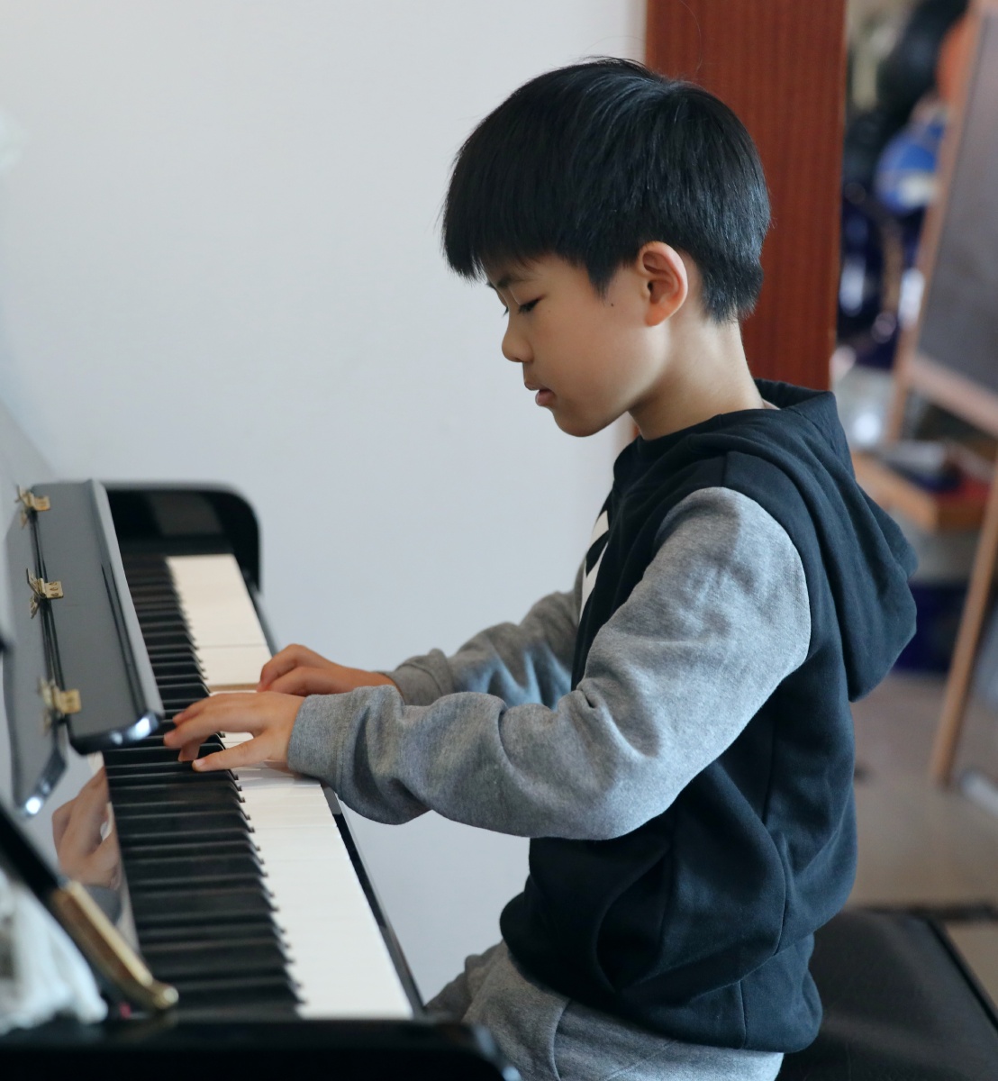 才学钢琴八个月的八岁琴童