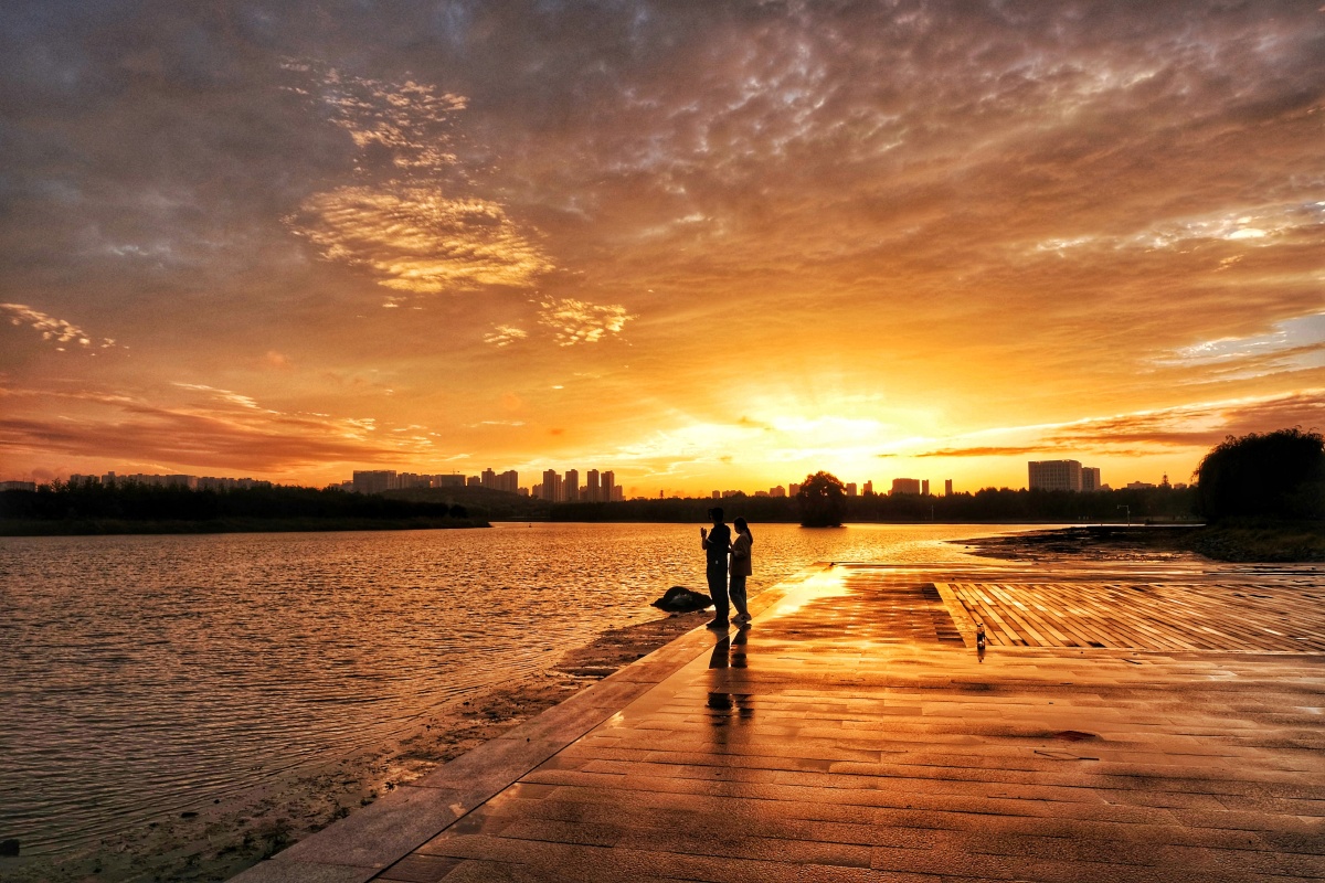 雨过天晴晚霞似火