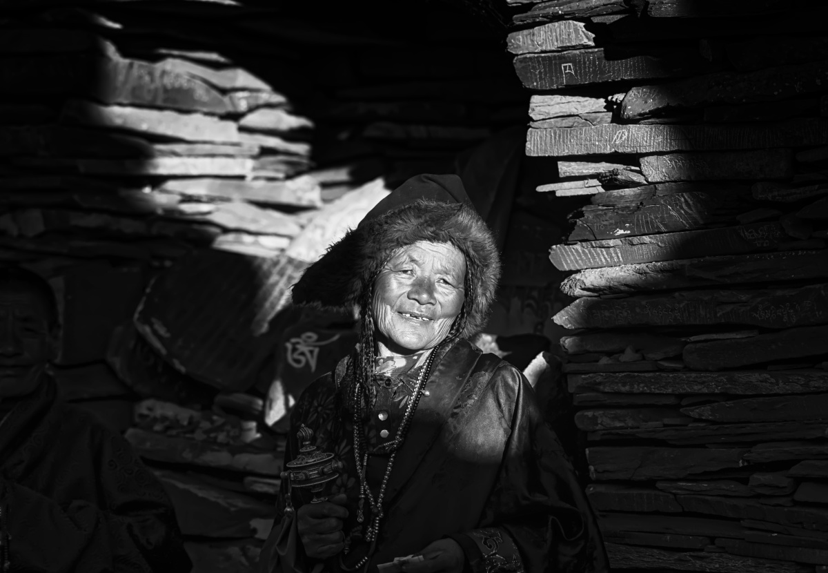 微笑的藏族老阿妈