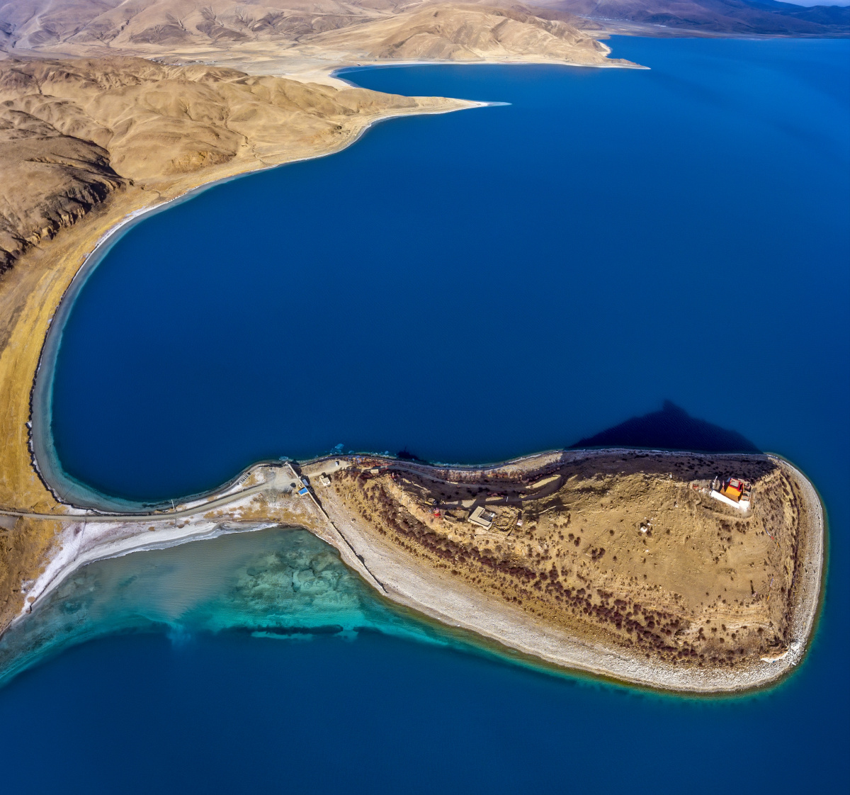 蓝色湖面上的古寺