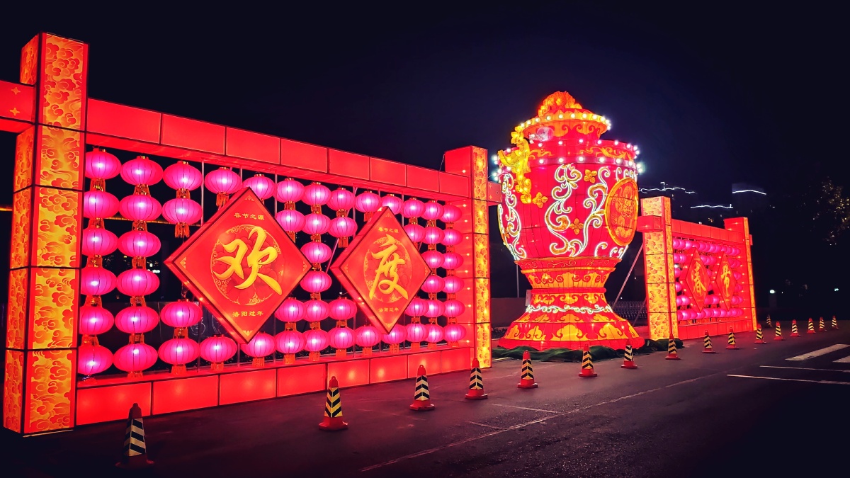 洛阳多条道路亮化春节氛围新年新气象神都的新年越来越近了彩灯亮化大