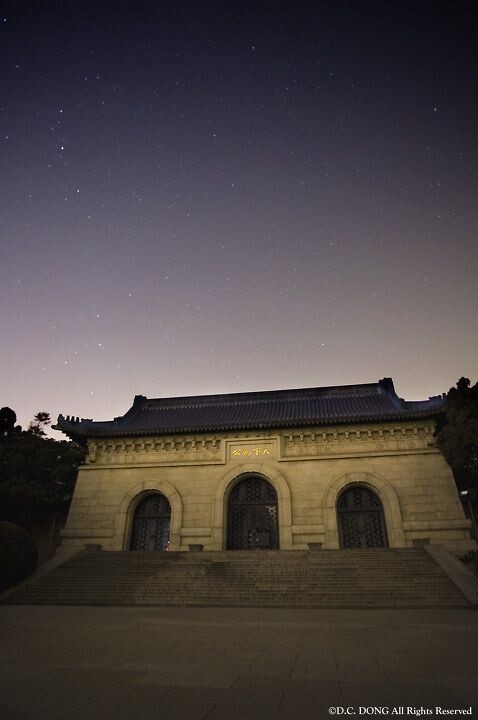 中山陵<br />
看多了大师们的作品，除了膜拜就是模仿了，昨晚天气晴好就跑去试了下。星轨没有拍出理想的效果来，就当上传一张作业，求各位大师指导。