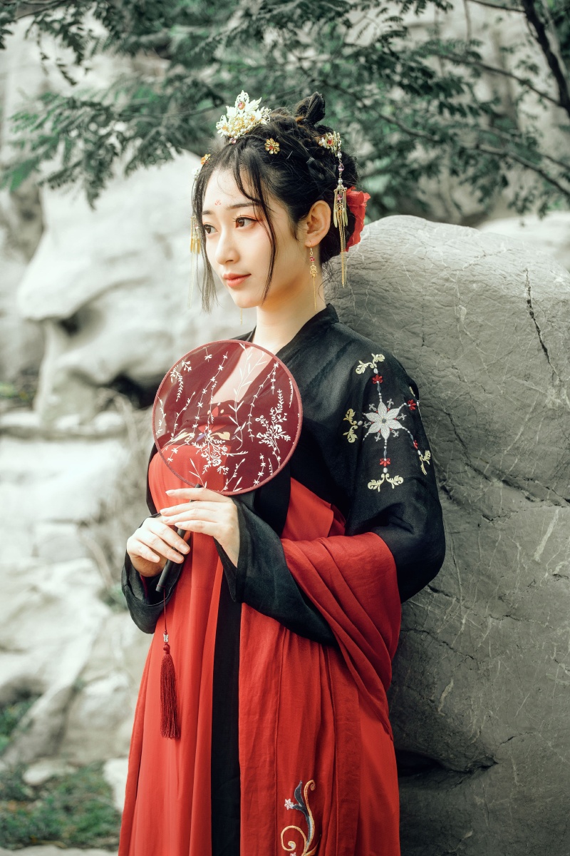 汉服少女出镜桃墨