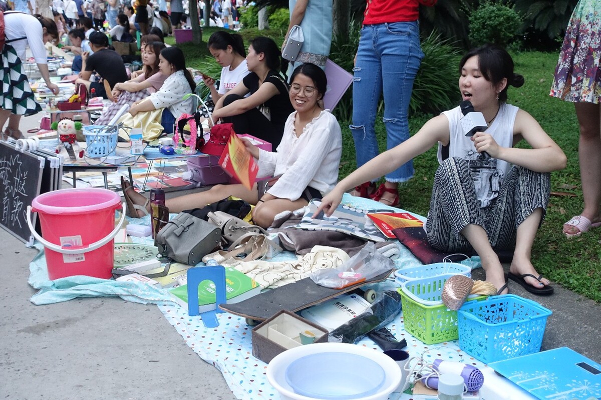 跳蚤市场的档次也不低，话筒都用上了，想必是传媒专业的学生吧