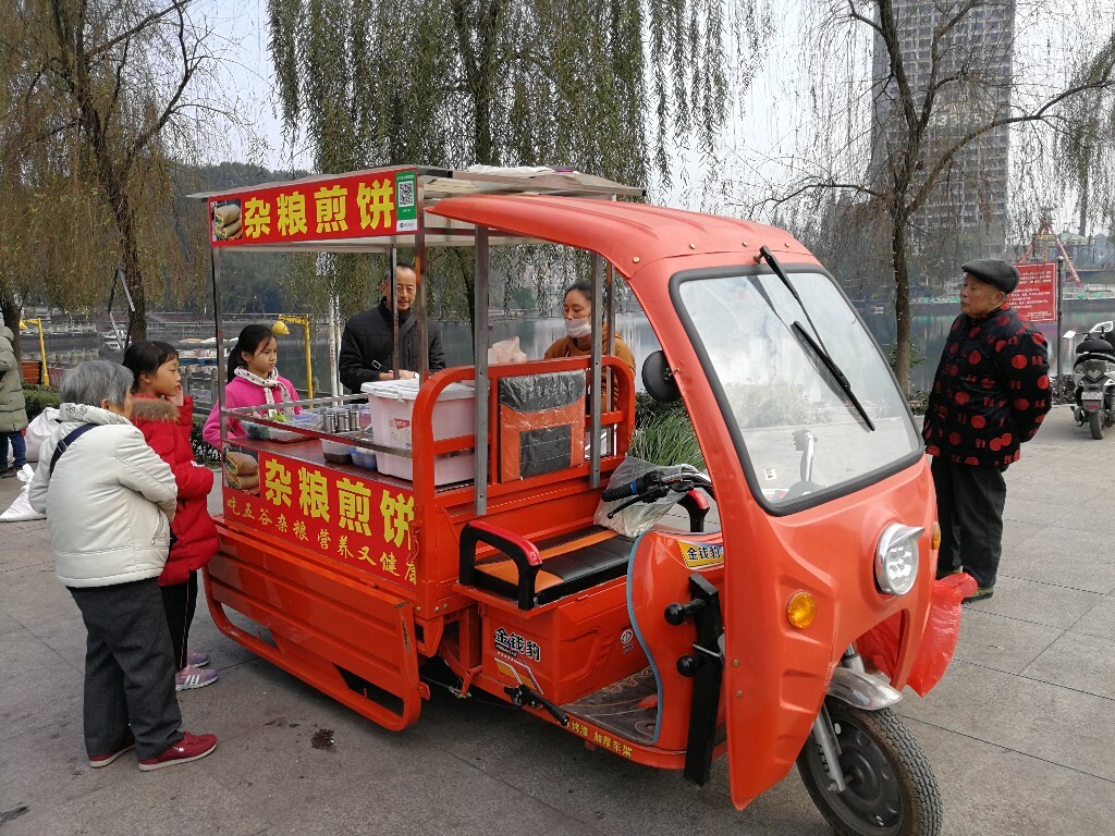 一个三轮车便是煎饼摊