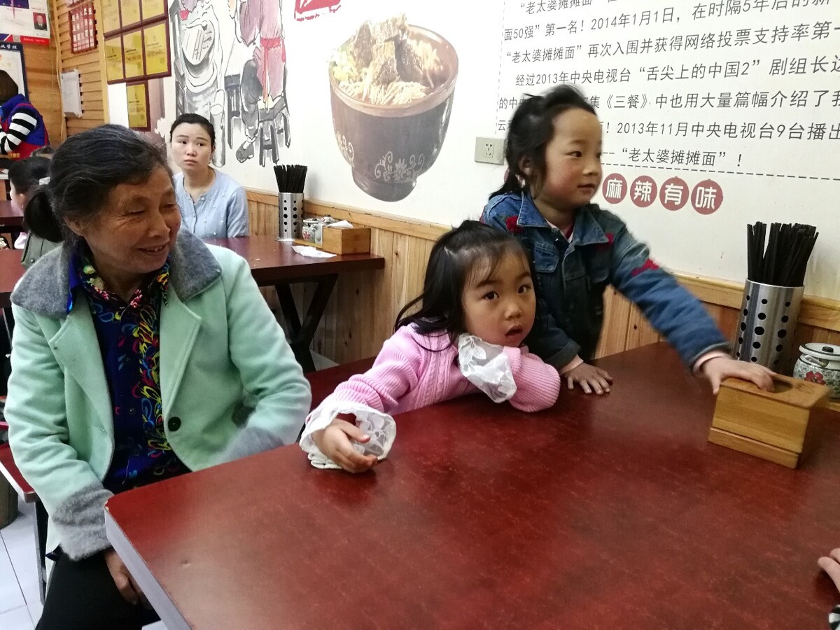 老太婆摊摊面老少咸宜