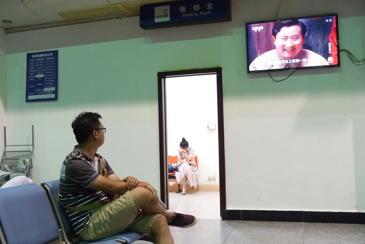 旅客观看电视剧打发时间。