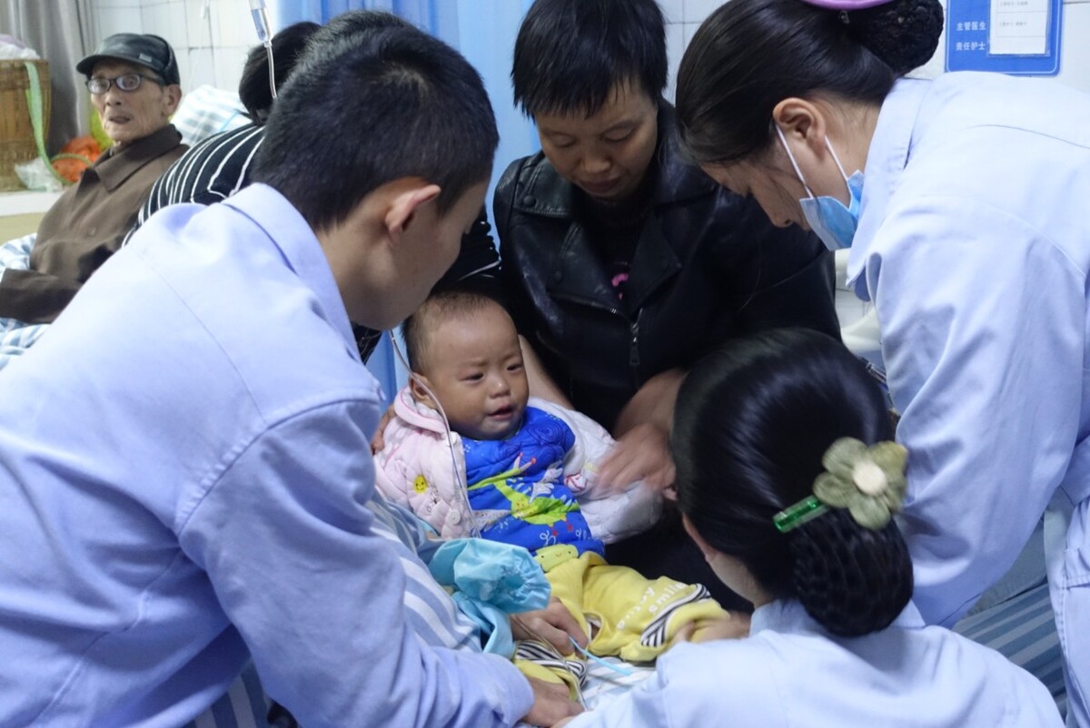 看着小朋友被折腾，心焦、心疼又无耐。