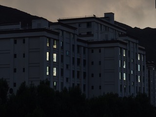 767898