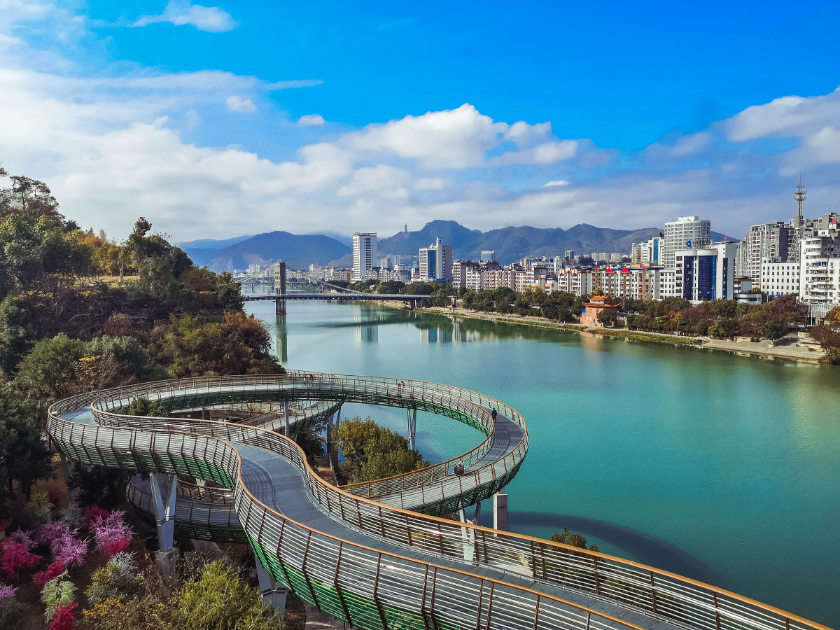 漫步福建沙县玻璃栈道看蓝天白云品沙县城市发展