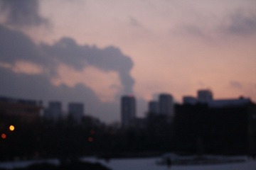 夕阳 云 灯光 行人