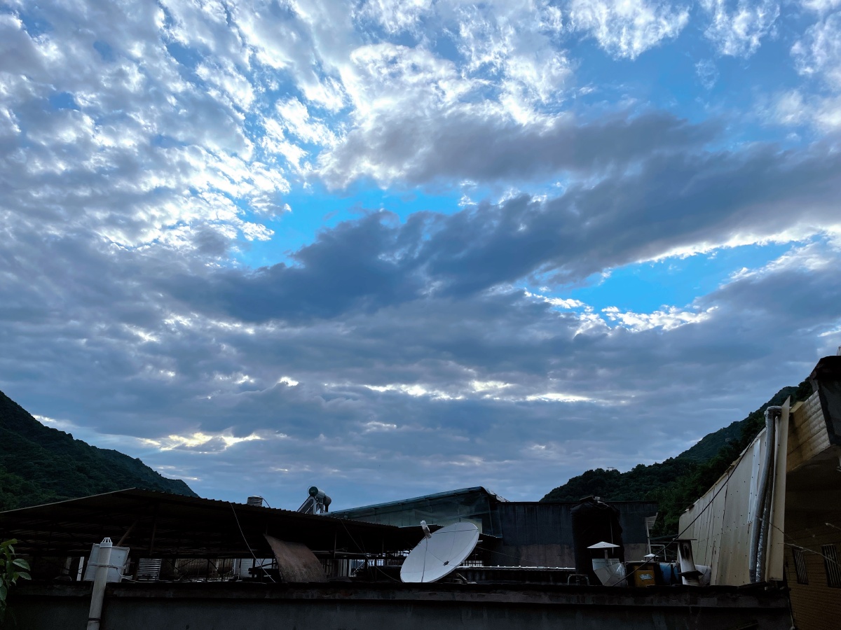 山里的云层好厚