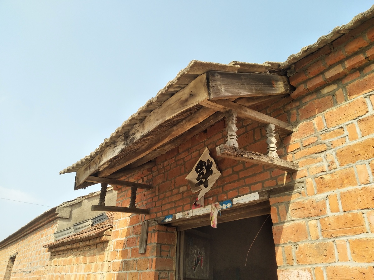 老式雨搭子雨棚