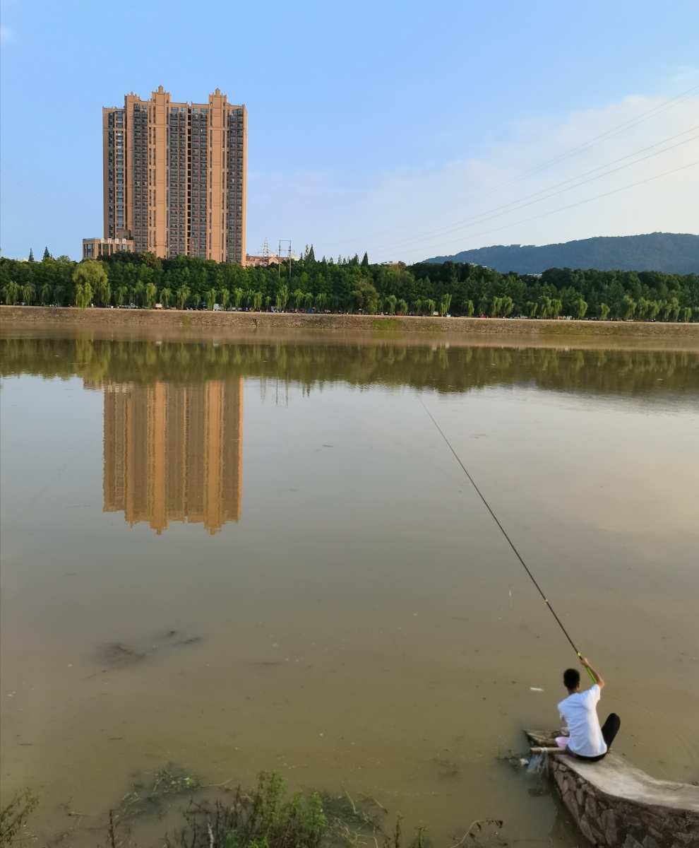 当阳关雎河畔钓鱼